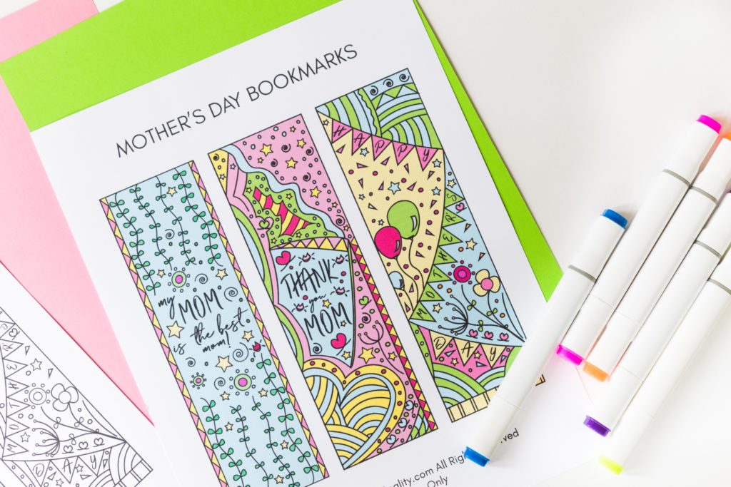 To celebrate this upcoming Mother's Day I designed these beautiful Coloring Mother's Day Bookmarks. Print them out, color them - or if you are not in the mood print the color version - and give them away to your mom, or any mom you know. Oh! and If you're one, don't forget to keep one for yourself.