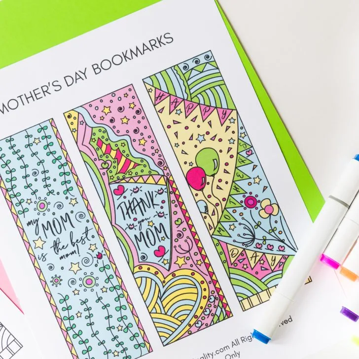 To celebrate this upcoming Mother's Day I designed these beautiful Coloring Mother's Day Bookmarks. Print them out, color them, and give them away to your mom, or any mom you know. Oh! and If you're one, don't forget to keep one for yourself.