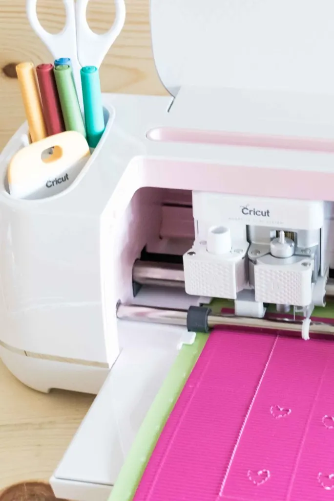 Cricut Maker cutting Corrugated Paper