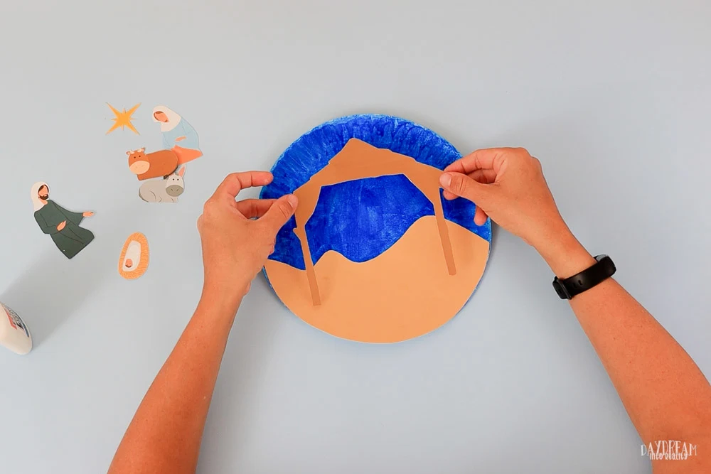 glue stable to paper plate