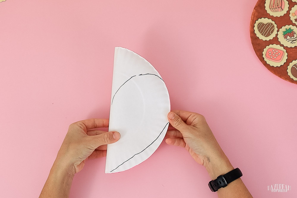 make heart marking on the back of the paper plate